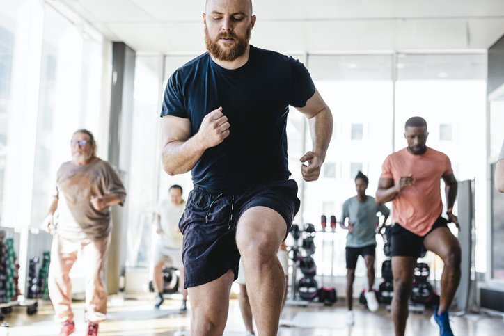 homme donne cours de sport