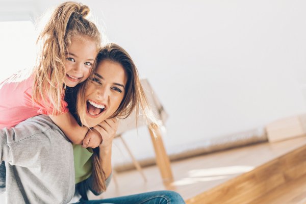 maman et sa fille en train de sourire